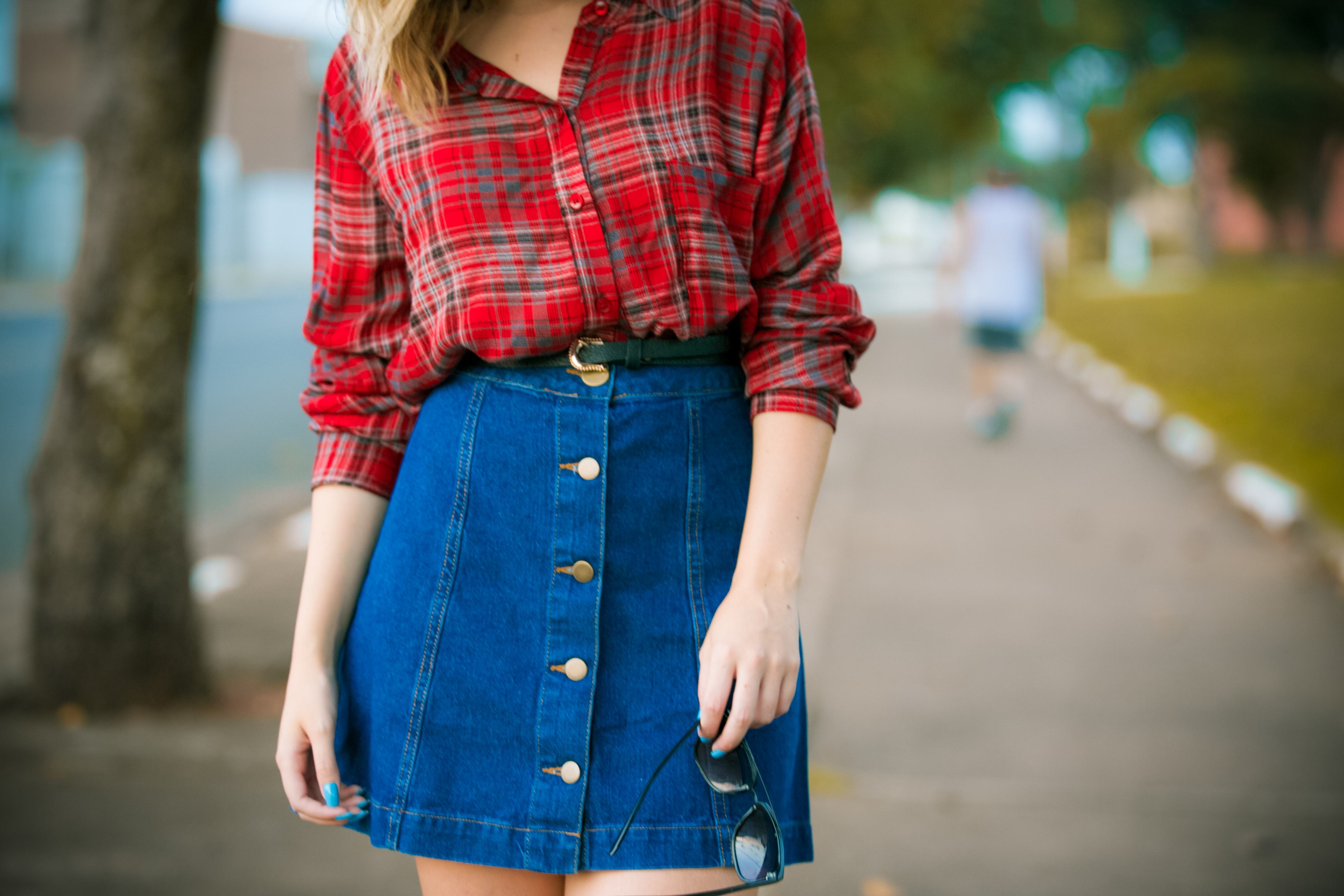 vestido jeans com camisa xadrez